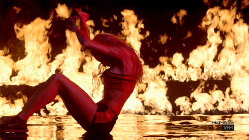 Девушка танцует в огне. Танец пламени. Огненный танец. Гиф танец огня. Песня танцует сатана