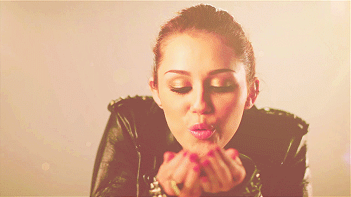 Xgroovy gif. Miley Cyrus Kiss. Майли Сайрус поцелуй. Майли Сайрус gif.