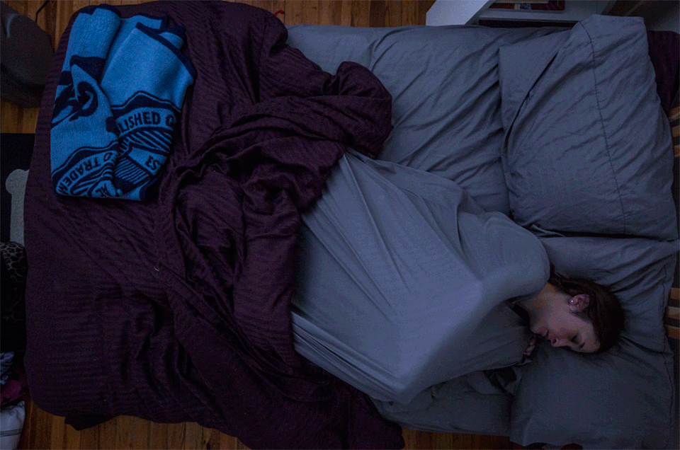 Real sleeping mom. Спят в спальных мешках. Укутанные в толстое одеяло. Спальный мешок одеяло с подушками. Укутаться в одеяло.