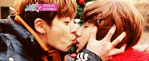 Kiss boys gif. Корейцы БТС поцелуи. Поцелуи корейских айдолов. Айдолы поцелуй. Поцелуй айдолов.
