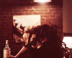 Девочка пьяна ее утешает бармен. Кэтрин Пирс с виски. Кэтрин Пирс пьёт Бурбон. Кэтрин Пирс танцует.