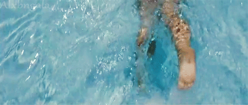 Мальчик под струей воды. Девушка под струей воды. Гиф ноги в воде. Зарядка упала в воду