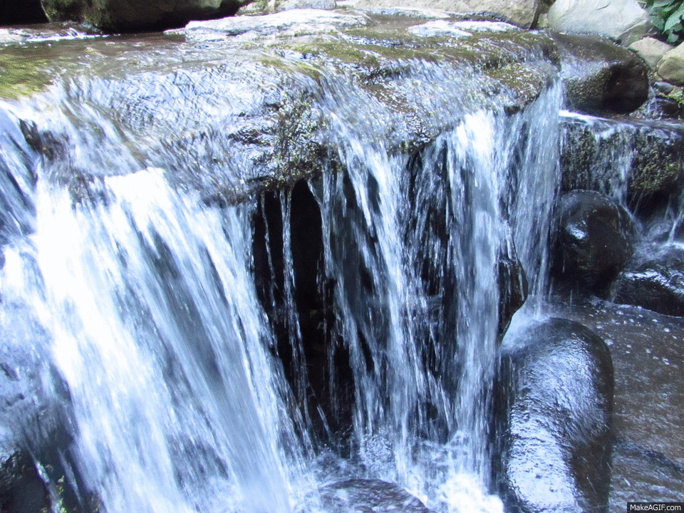 Видео гифки со звуком. Шакинский водопад Армения. Родник чашма водопад. Текущая вода. Вода течет.