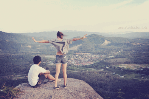 freedom,mountain,air,couple,nature,wind,pareja,fly,viento,volar,libertad,aire,cute,girl,rock,city,chica,cerro