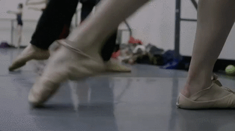 Пуанты гиф. Балерина gif. Балетные ноги гиф. Ноги танцора гиф. Шагающие пальцы