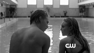 kiss,the carrie diaries,swimming pool,love,black and white,girl,boy