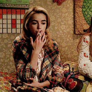 Kiernan Shipka fumador
