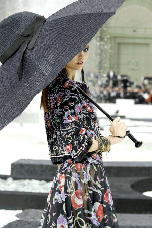 umbrella,fashion,fashgif,chanel,karlie kloss,fountain,karl lagerfeld,spring 2011,chanel spring 2011,cc logo