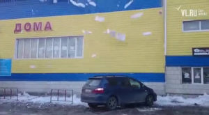 falling,roof,car,snow,russia
