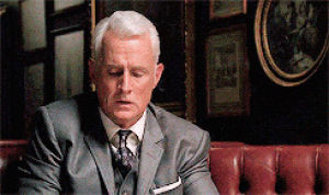 Безумцы роджер стерлинг. Джон хэмм мем. Роджер дрейпер. Роджер дрейпер. Дон дрейпер безумцы.