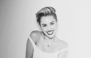 amor,miley cyrus,love,black and white,cute,girl,fashion,model,girls,amazing,cool,blonde,lovely,mc,red lips,miley ray cyrus,cute girls,moda,blond hair,miley cyrus icons,it girl,new miley,vogue fashion