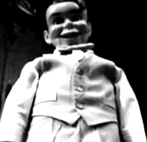 horror,puppet,doll,creepy,art,movies,film,black and white,smiling,hoppip,imt,staring,short film,the dummy,holy crap hes creepy