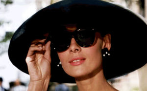 lady,sunglasses,audrey hepburn,photography,beautiful,class,eyes,black and white,breakfast at tiffanys