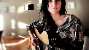 sonrisa,hermosa,guitar,cute girl,black hair,lights poxleitner