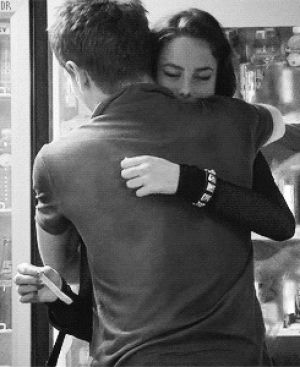 Парень щипает девушку. Пошлости для девушки. Красивые пары. Парень щипает девушку. Дружба парня и девушки.