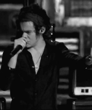 black and white,one direction,harry styles,1d,concert,singing