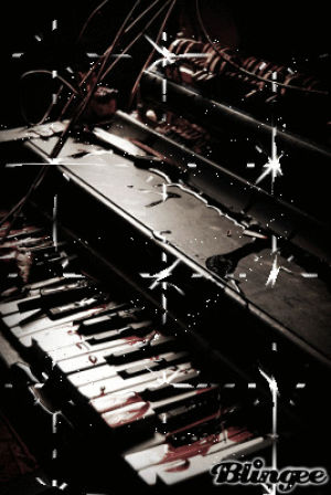 Bloody piano. Кровавое пианино Эстетика. Кровь Эстетика пианино.