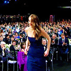 Латиша грейс лопнуло платье. Порванном платье но ей наплевать. Порвано платье jah. Сиенна миллер 2023. Порванном платье но ей наплевать.