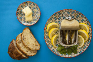 sardines,pain,toast,bleu,beurre,cire jaune