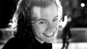 harry styles,amore,black and white,sirius black,mischief,love,smile,one direction,harry potter,teen,witch,crossover,teenager,cute smile,wwe hell in a cell