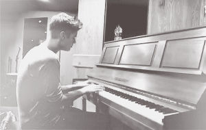 cute,lovey,justin bieber,sweet,play,lovely,sing,piano,fingers,voice