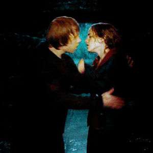 emma watson,ron weasley,deathly hallows,kiss,harry potter,hermione granger,rupert grint