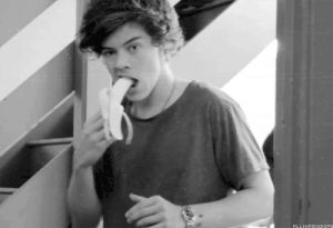 one direction,harry styles,1d,eating,eat,banana,harry stlyes blog