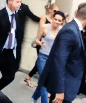kristen stewart,kstewedit,candid,chanel show pfw 2015,awww i love seeing her so happy and cute with fans