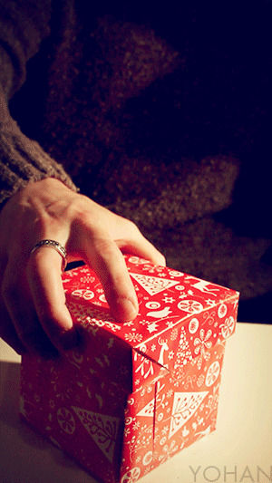 present,christmas present,christmas,artists on tumblr,yohan,yohantheartist,opening presents