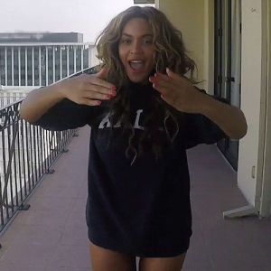 beyonce,lovey,queen b,music,video,musician,711,curly hair,ship of the imagination,something about watching her feet t