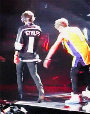 one direction,narry,harry styles,lovey,niall horan,concert,jerseys
