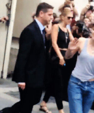 candid,kristen stewart,kstewedit,chanel show pfw 2015,awww i love seeing her so happy and cute with fans