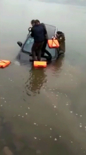 rescuers,car,dad,throws,sinking