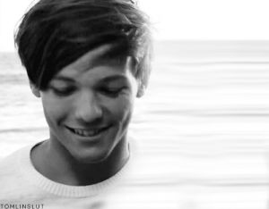 louis tomlinson,cute,black and white,smile,one direction,boy,1d,adorable,louis,tomlinson,directioner,tommo,1d blog,one direction blog,boobear,the tommo