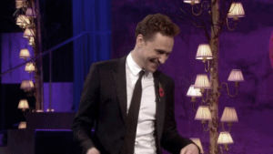 tom hiddleston dancing,tom hiddleston,i made,hiddles,help me,alan carr chatty man,tom hiddleston laugh,you are killing me,hiddles laugh,askfjkfjas