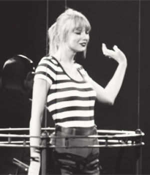 taylor swift,taylor swift dancing,taylor swift s,dancing,live,red,awkward,taylor,swift,performing,red tour,red tour live