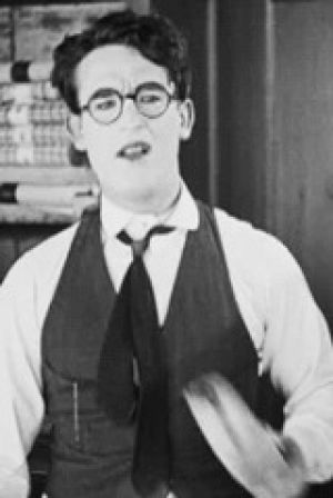 harold lloyd,movies,black and white,smile,eating,glasses,young,male