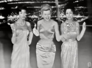 angela lansbury,joan collins,hello,oscars,academy awards,wave,looking,blow kiss,oscars 1959,dana wynter