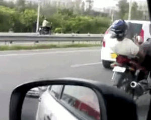 motorcycle,texting,chilling,text and drive,hes just chilling