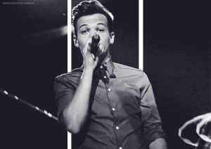one direction,man,1d,singer,singing,stage,pointing,musician,microphone,directioner,boo bear