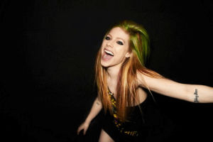 avril lavigne,happy,smile,hair,style,perfect,green,avril