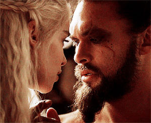 Дейнерис и кхал постельная. Кхал дрого и дейнерис. Дейенерис таргариен и кхал дрого. Кхал дрого и дейнерис. Дейнерис и кхал постельная.