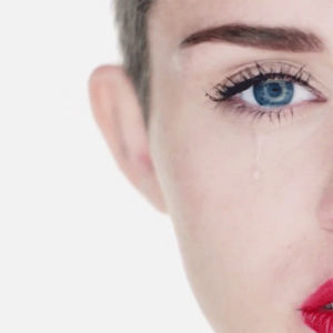 lips,miley cyrus,beauty,video,blue,red,eyes,cry,lovely,gorgeous,wreckingball