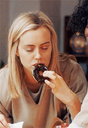 taylor schilling,taylor schilling lovey,orange is the new black,oitnb,donut,piper chapman s,piper chapman eating,taylor schilling s