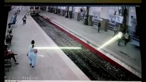 crashing,train,platform