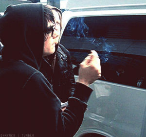 smoke,my chemical romance,gerard way,ohmy,these were actually pictures thats why its so shocky but omfg look at him,daz