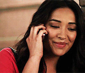 pretty little liars,talking on phone,funny,pll,laughing,smiling,emily fields
