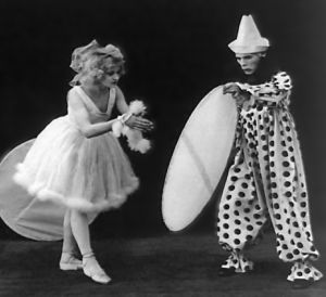 circus,vintage,jumping through hoops,3d,creepy,scary,wiggle,clown,1920s,wigglegram,clowns,performing,vintage3d,roaring twenties,polka dots,1923