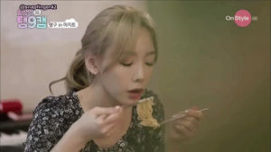kim taeyeon,korean food,taeyeon,eating,snsd,girls generation,noodles,ramen,so nyuh shi dae,ramyun