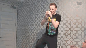 tom hiddleston,snake,move,ooh,hips